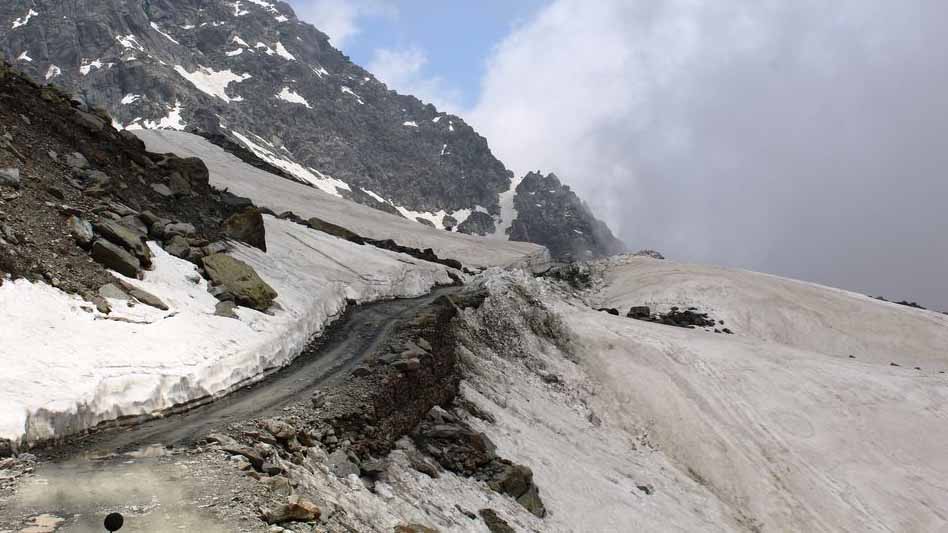 Sach Pass : दो महीनें से जारी था काम 16 से 17 ग्लेशियरों को काट बनाई गई सड़क