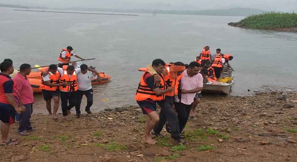 छत्तीसगढ़-कबीरधाम में नदी किनारे बसे ग्रामीणों को बताए बाढ़ से निपटने के तरीके