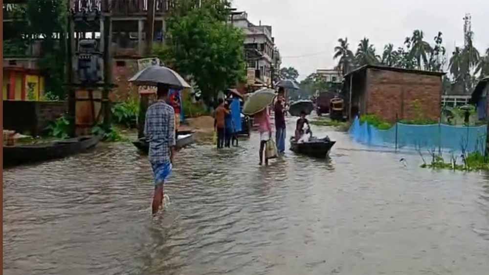 राज्य में पिछले कुछ दिनों से लगातार हो रही बारिश के कारण बाढ़ आई, चार लाख लोग प्रभावित