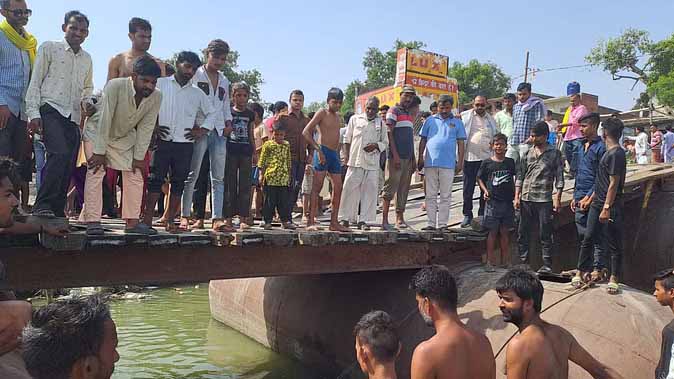 गंगा में गिरा ई-रिक्शा, दो बच्चे सहित बह रही महिला को युवक ने छलांग लगाकर बचाया