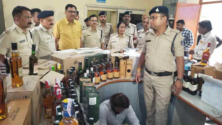 इंदौर पुलिस ने बड़ी कार्रवाई कर 11 लाख की विदेशी शराब की जब्त, आरोपी गिरफ्तार