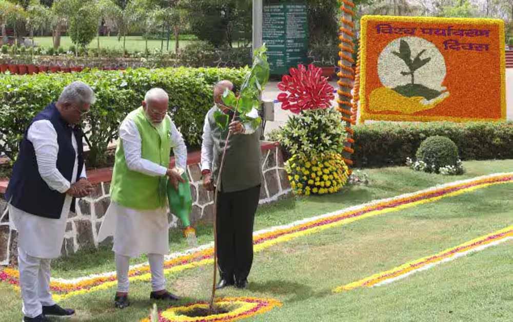 वृक्षारोपण अभियान के तहत केंद्रीय मंत्रियों, सांसदों और विधायकों समेत बड़ी संख्या मे भाजपा कार्यकर्ताओं ने वृक्षारोपण किया