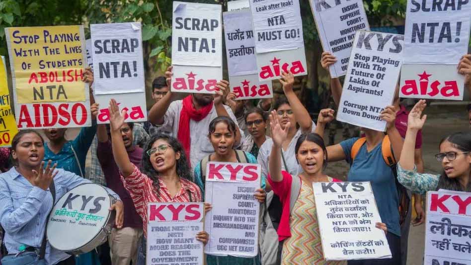 NEET पेपर लीक : पटना एम्स के तीन डॉक्टरों को सीबीआई ने हिरासत में लिया, पूछताछ से मिले अहम सुराग