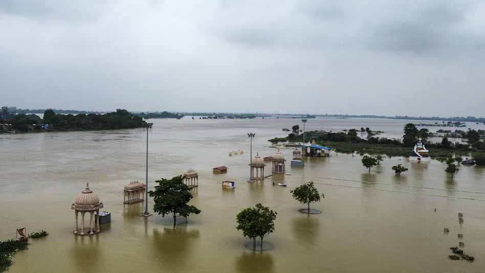 असम में ब्रह्मपुत्र नदी सहित प्रमुख नदियां विभिन्न स्थानों पर खतरे के स्तर से ऊपर बह रही हैं