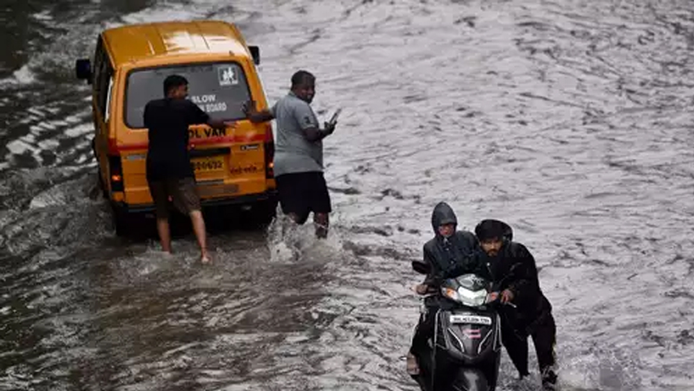 मुंबई में बारिश के कारण सड़कों और रेलवे ट्रैक पर जलभराव, परिवहन सेवाएं बाधित