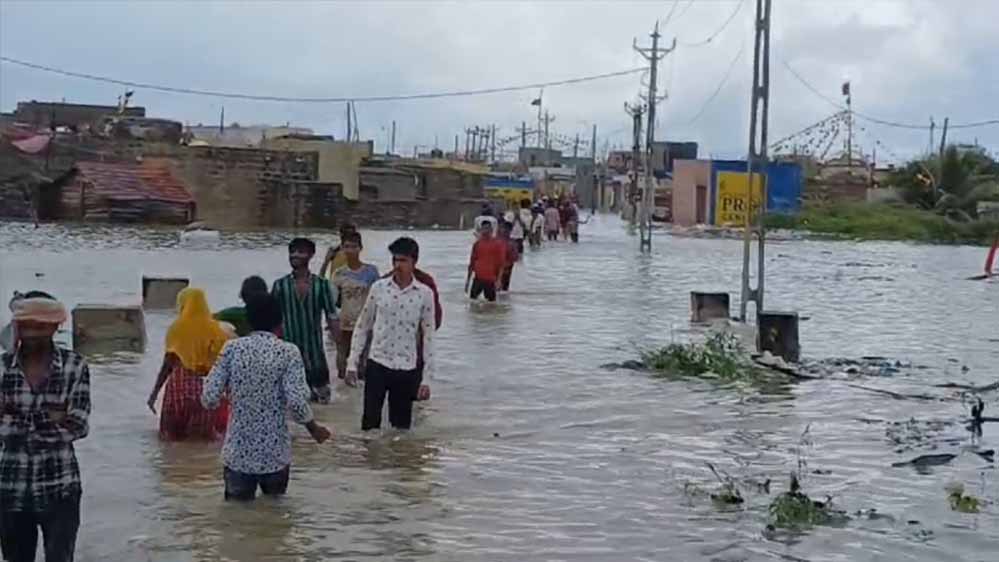 गुजरात में भारी बारिश से आध दर्जन जिलों में बाढ़, पोरबंदर-देवभूमि द्वारका में हालात सबसे खराब