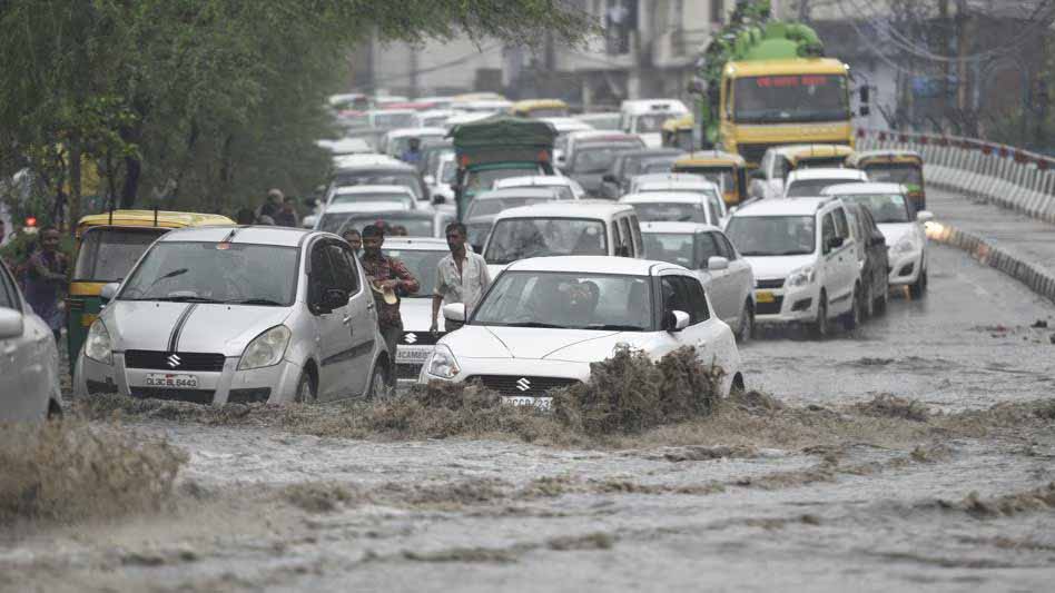 दिल्ली-एनसीआर में जबरदस्त बारिश, कई इलाकों में जलभराव, इसके चलते ट्रैफिक जाम की स्थिति शुरू हो गई