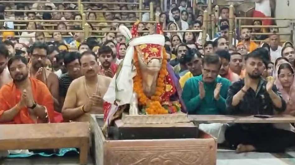 बाबा महाकाल के दरबार पहुंचे पीएम के भाई पंकज, भस्म आरती में हुए शामिल