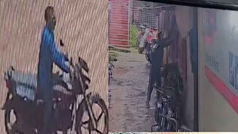 छत्तीसगढ़-कोंडागांव में बाइक सवार युवक चुराता है लेडीज अंडर गारमेंट्स