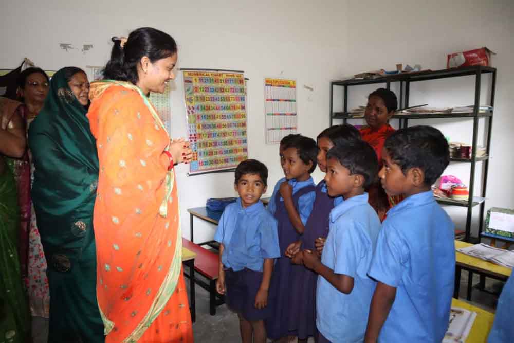छत्तीसगढ़ जशपुर की शासकीय प्राथमिक शाला में पहुंचीं महिला एवं बाल विकास मंत्री लक्ष्मी राजवाड़े