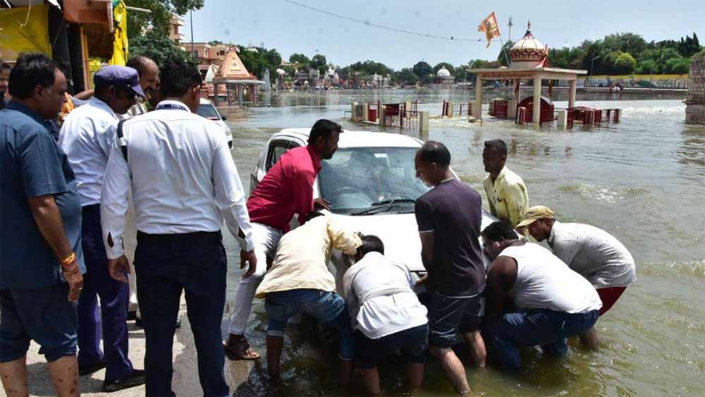 मालवा-निमाड़ अंचल में हुई बरसात के कारण आज दोपहर शिप्रा नदी में उफान आ गया, कई भी मंदिर डूबे