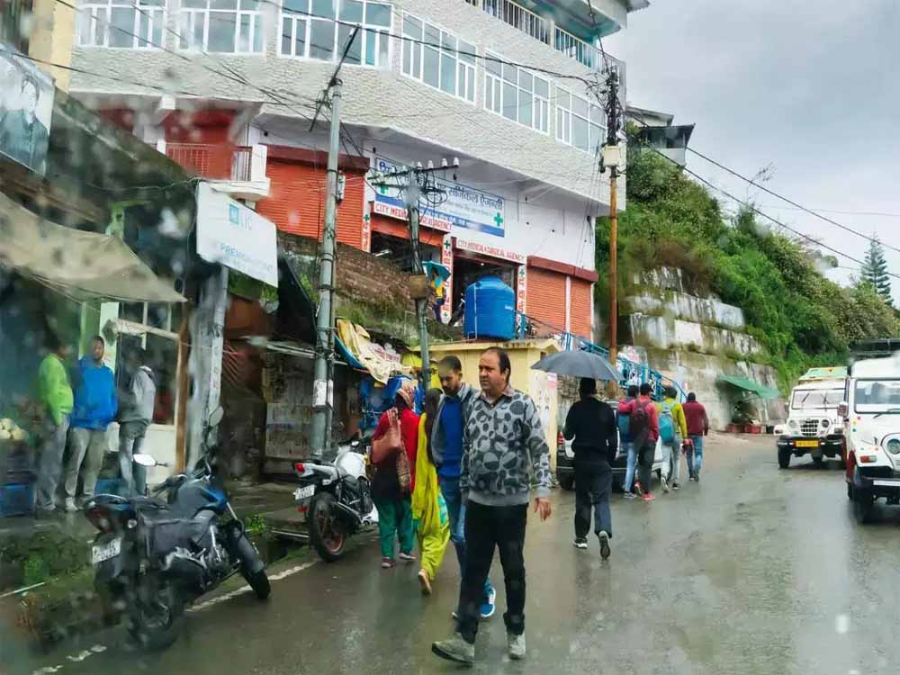 पर्यटकों की सुगम यात्रा के लिए हिमाचल प्रदेश के अधिकतर सड़क मार्ग बहाल