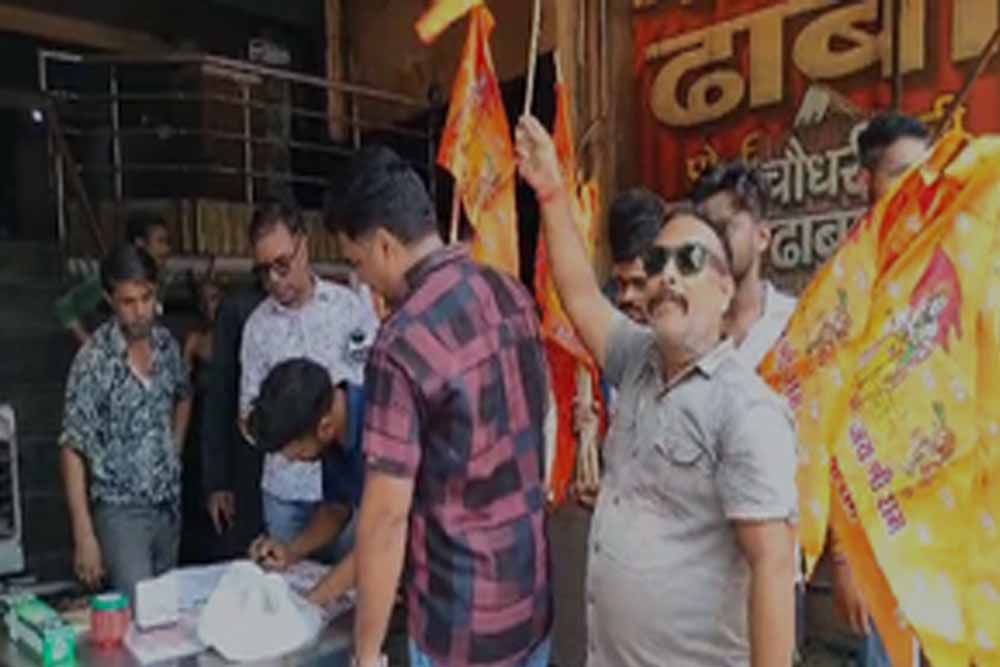 हिंदू संगठनों ने आज से एक नई शुरुआत की, कांवड़ मार्ग पर हिंदू दुकानदारों की दुकानों पर नेमप्लेट लगाई जा रही