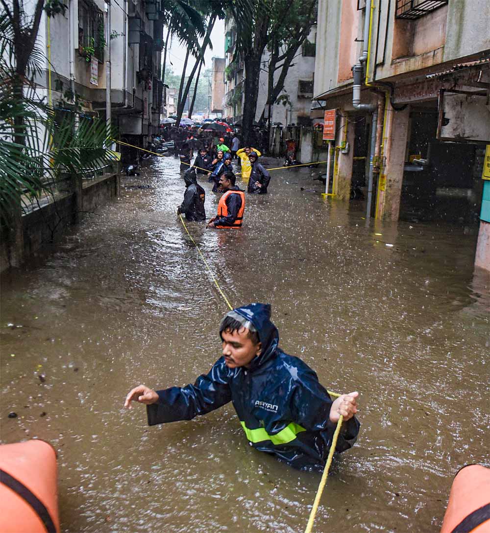 मुंबई में भारी बारिश के बीच शहर के सभी स्कूलों और कॉलेजों में अवकाश घोषित, रेड अलर्ट जारी