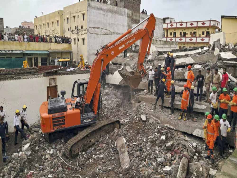 सूरत इमारत हादसे में कई बड़े खुलासे, मां-बेटे समेत 3 के खिलाफ दर्ज हुई FIR