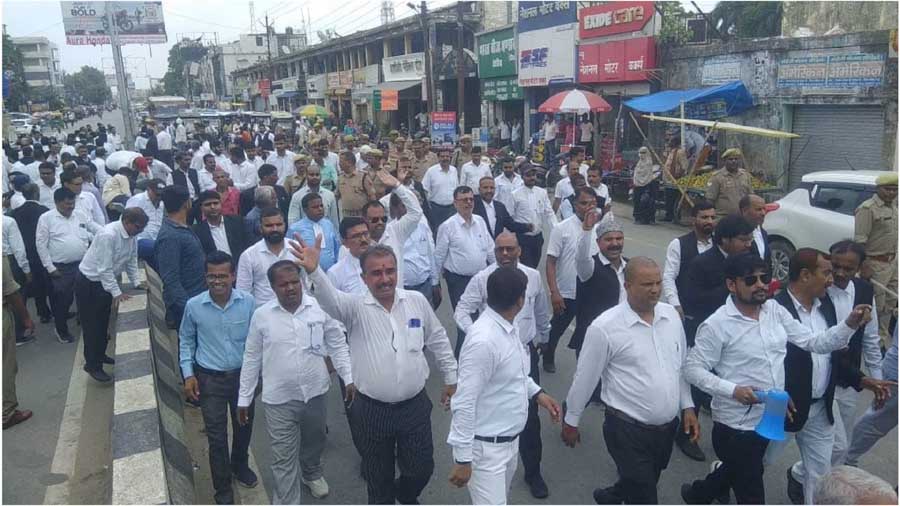 देवरिया में वकीलों का धरना प्रदर्शन जारी, निकाली  डीएम की शवयात्रा, पुतला भी फूंका