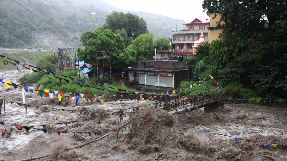 हिमाचल प्रदेश के कई जिलों में भारी बारिश, कई सड़कें हुई बंद, 48 जल आपूर्ति योजनाएं भी ठप