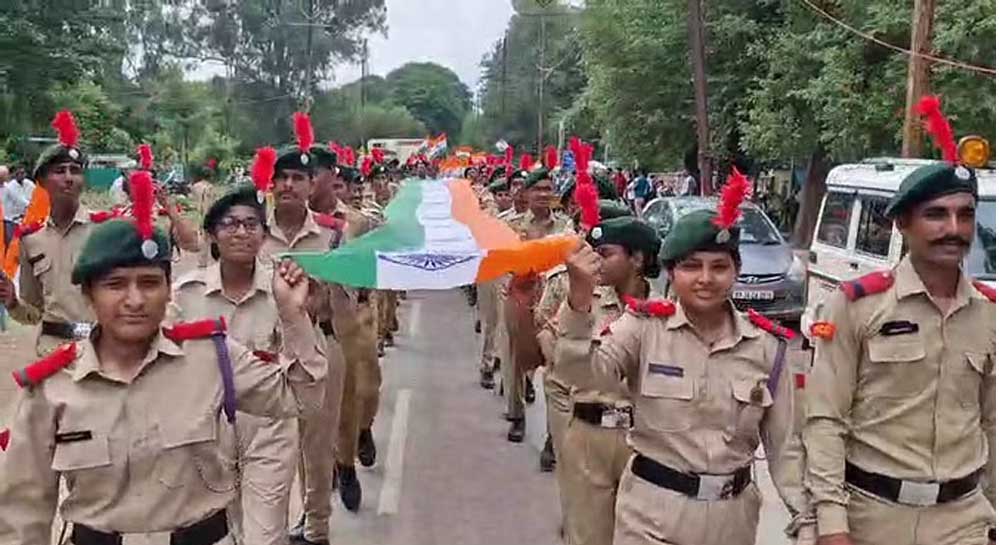 आज दमोह में विशाल 78 फीट लंबी तिरंगा रैली आयोजित की गई,  विधायक जयंत मलैया, कलेक्टर सुधीर कुमार कोचर की मौजूदगी रही