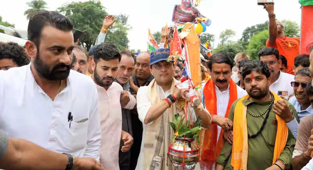 ज्योतिरादित्य सिंधिया बने कांवड़िया, कंधे पर कांवड़ उठाकर चले