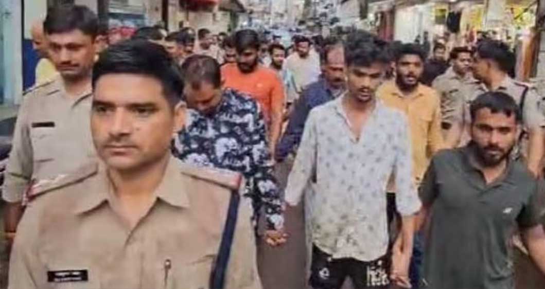 Chhatarpur में आरोपियों का जुलूस निकाला गया, पत्थर चलाने वालों की पुलिस ने परेड कराई