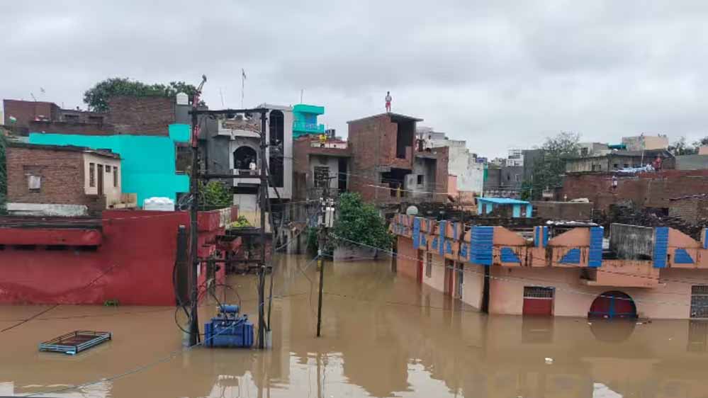 भारी बारिश के चलते जयपुर में स्कूलों में छुट्टी, कई जिलों में बाढ़ जैसे हालात