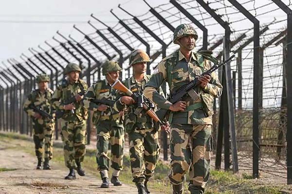 बांग्‍लादेश बॉर्डर पर दिखी हलचल, चमकने लगीं तलवारें, BSF की महिला कांस्‍टेबल ने खदेड़ा