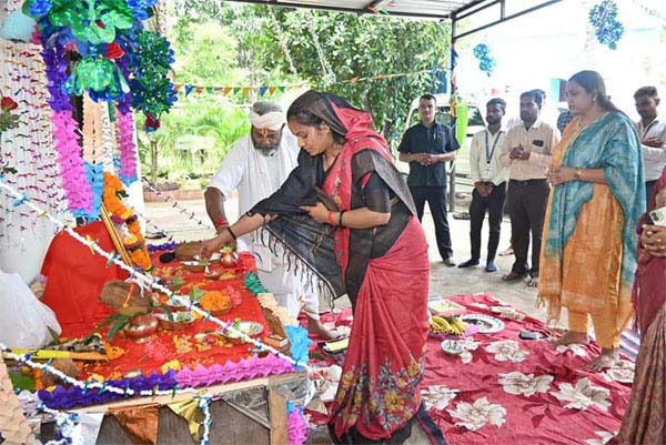 मंत्री राजवाड़े ने रायपुर शंकर नगर स्थित निवास कार्यालय में भगवान विश्वकर्मा की विधिवत पूजा अर्चना की