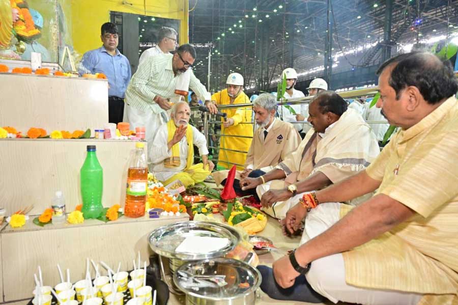 केन्द्रीय इस्पात मंत्री एच डी कुमारस्वामी के साथ सेल चेयरमेन अमरेन्दु प्रकाश ने किया श्रमदान