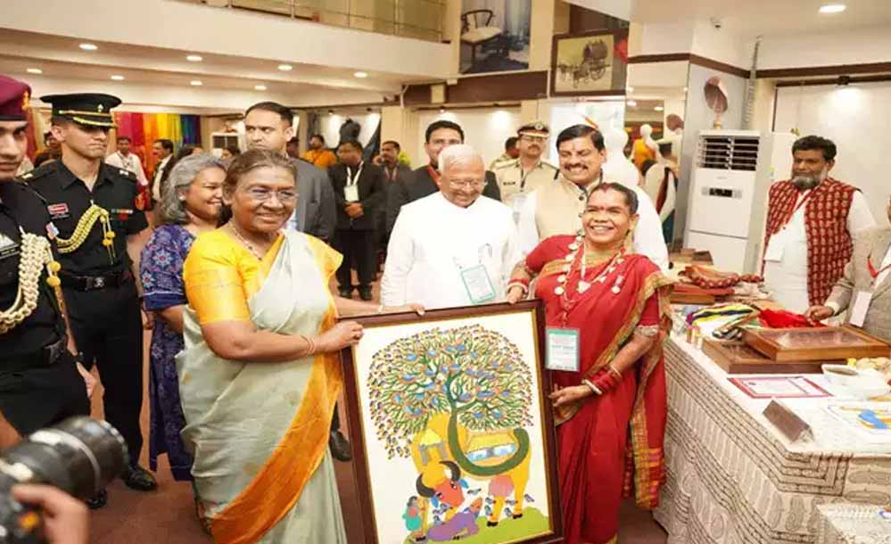 राष्ट्रपति मुर्मू ने खरीदीं 2 साड़ियां, सीएम मोहन यादव ने भी दिया यह खास गिफ्ट