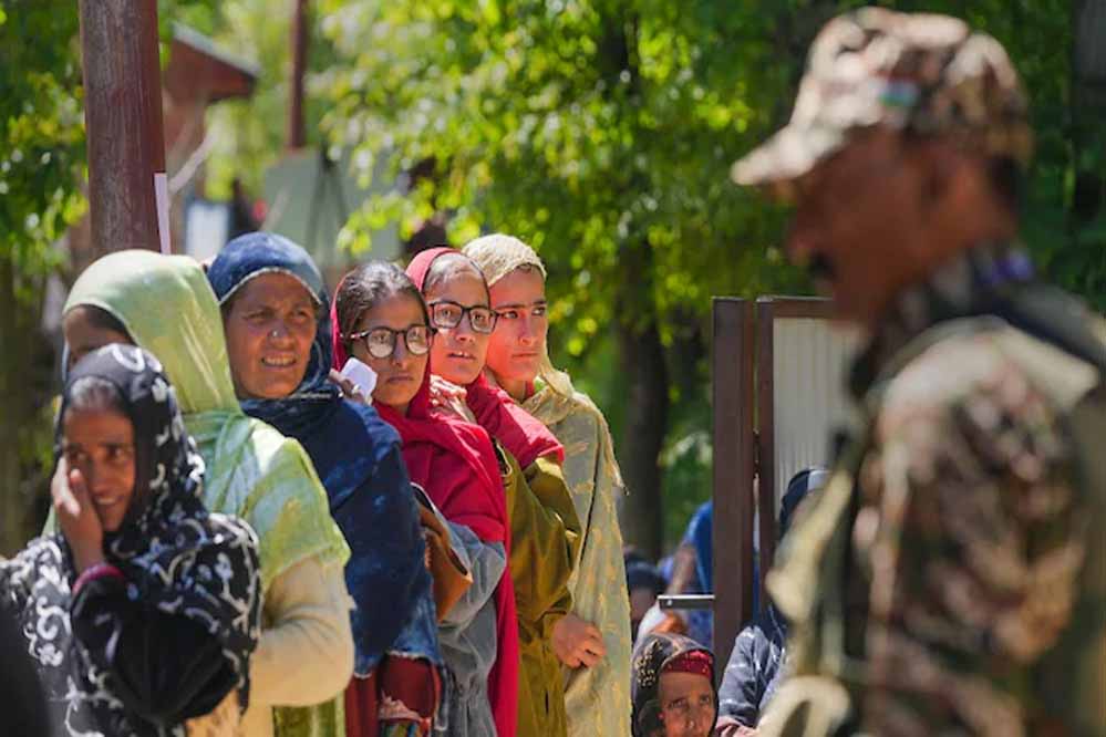 घाटी में पहली बार ऐसे हजारों लोगों को मतदान करने का मौका मिलेगा, जो अब तक  चुनाव में सिर्फ मूकदर्शक हुआ करते थे