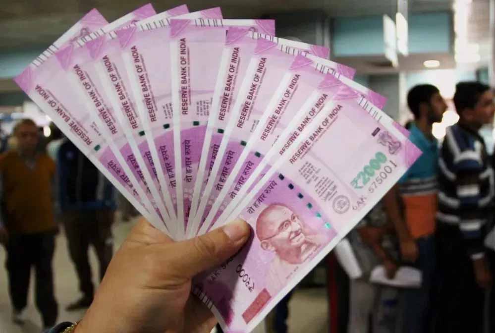 RBI ने दिया 2000 के नोट पर बड़ा अपडेट, लोग जिनके पास पड़े हैं 7261 करोड़ रुपये के नोट