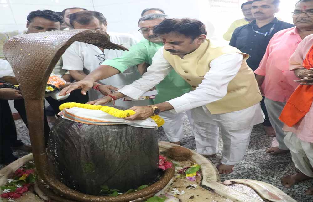 शिव-मंदिर के विस्तार से भक्तों को दर्शन में होगी सहूलियत – उप मुख्यमंत्री शुक्ल