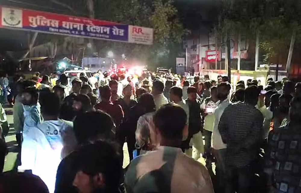 रतलाम : गणेश प्रतिमा जुलूस पर पत्थर फेंकने का आरोप, लोगों ने घेरा थाना, माहौल तनावपूर्ण