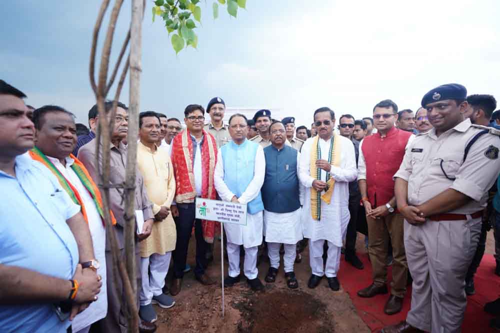 छत्तीसगढ़-बिलासपुर पहुंचे मुख्यमंत्री विष्णु देव साय ने किया वृक्षारोपण