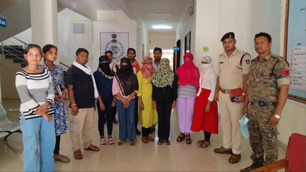 पुलिस कंट्रोल रूम में आयोजित प्रेस कांफ्रेंस में एएसपी ने बताया कि पुलिस बालिकाओं को ले जाने वालों की पतासाजी में जुट गई