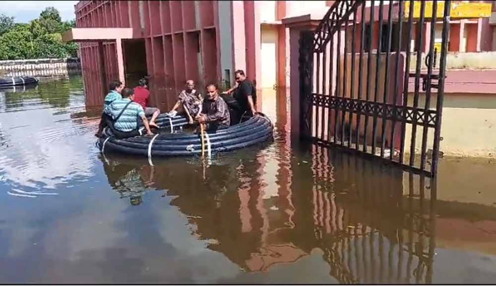 इटावा में पानी में डूबा सरकारी अस्पताल, तालाब जैसे हुए हालात, स्वास्थ्य विभाग की खुली पोल
