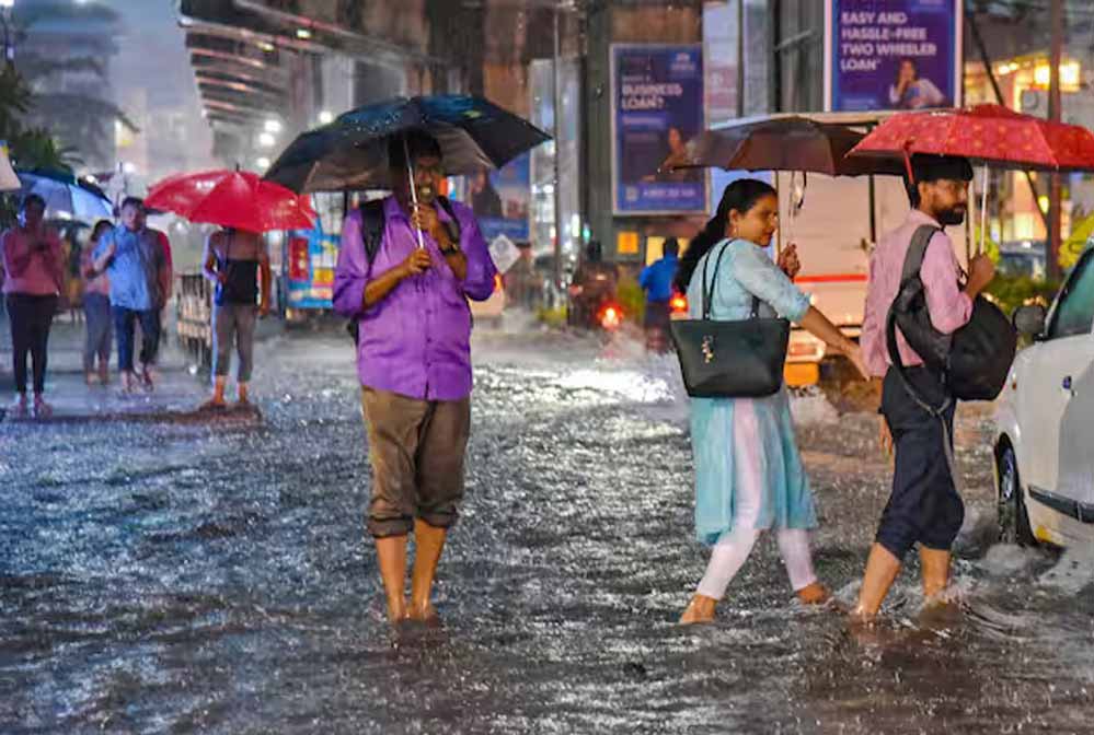 बारिश का रेड अलर्ट कलेक्टर रविंद्र कुमार चौधरी ने जिलेभर के आंगनबाड़ी केंद्रों समेत नर्सरी से 8वीं कक्षा तक की छुट्टी घोषित की