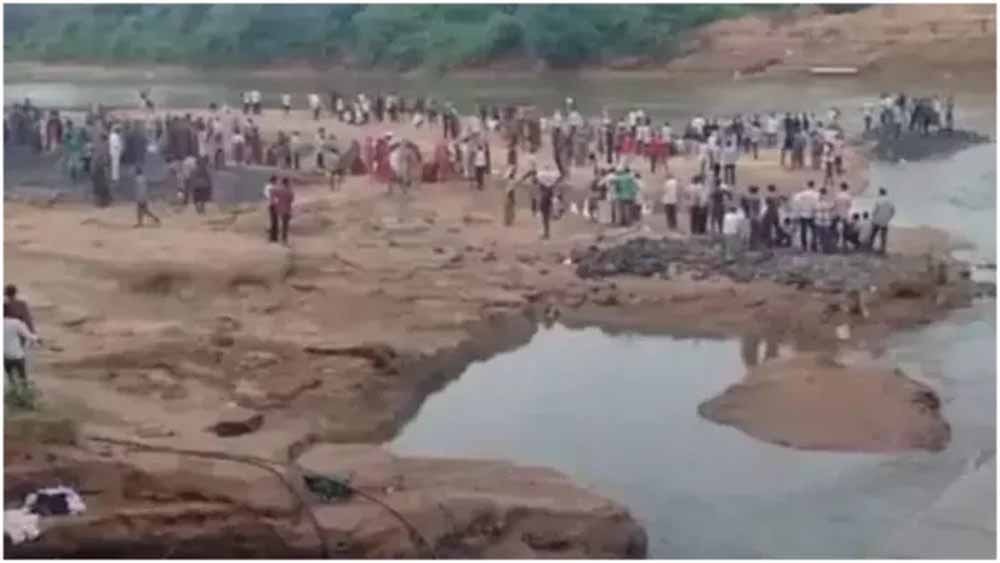 गणेश विसर्जन के दौरान बड़ा हादसा- 10 श्रद्धालू पानी में डूब गए, इनमें से पांच लोगों के शव बरामद किए