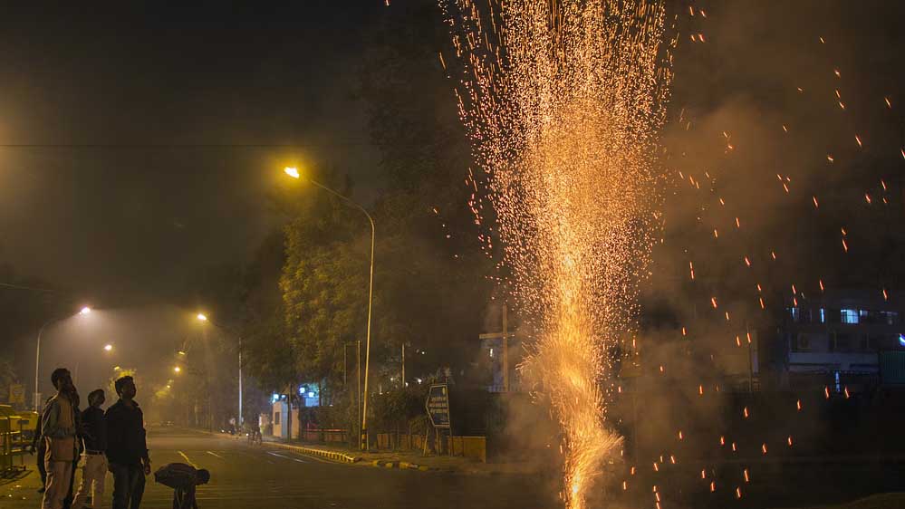 दिल्ली में पटाखों पर पूरी तरह लगा बैन, सरकार ने जारी की अधिसूचना, वायु प्रदूषण से मिलेगी बड़ी राहत