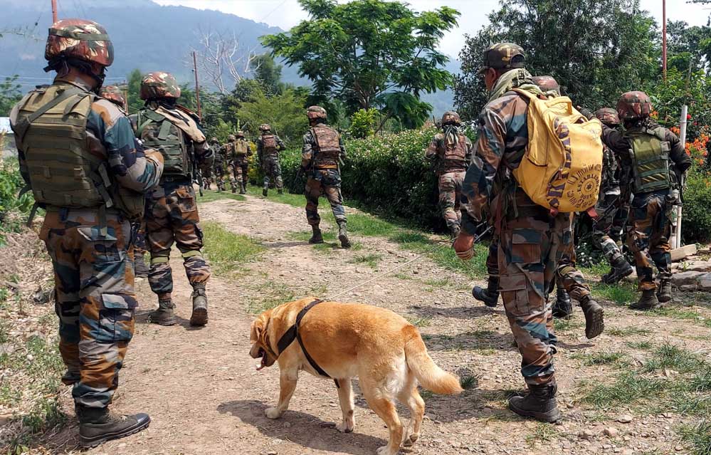 बारामुला में सेना ने हथियारों से लैस आतंकी को मार गिराया, गोला-बारूद और हथियारों का बड़ा जखीरा बरामद