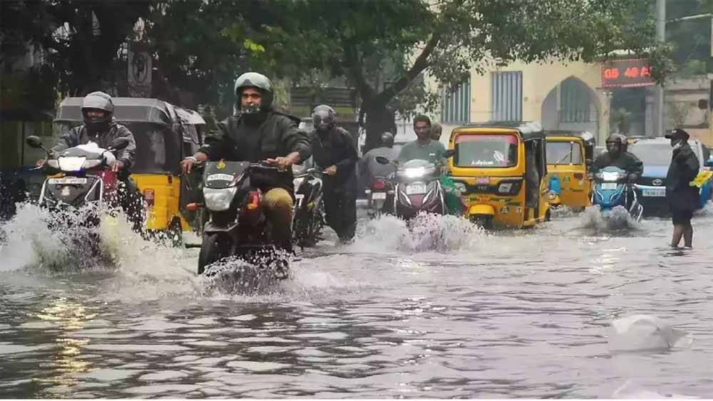 बारिश और जलभराव के कारण प्रशासन ने शहर में स्कूली बच्चों और किंडरगार्टन के लिए अवकाश घोषित किया