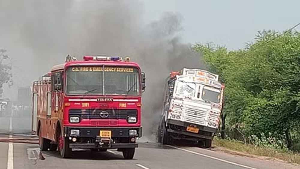 छत्तीसगढ़-बेमेतरा में नेशनल हाईवे पर ट्रक में अचानक लगी आग