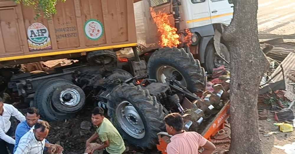 गलत दिशा में जा रहे ट्रैक्टर को ट्राले ने चपेट में ले लिया, झोपड़ी में घुस गया, चालक की मौत