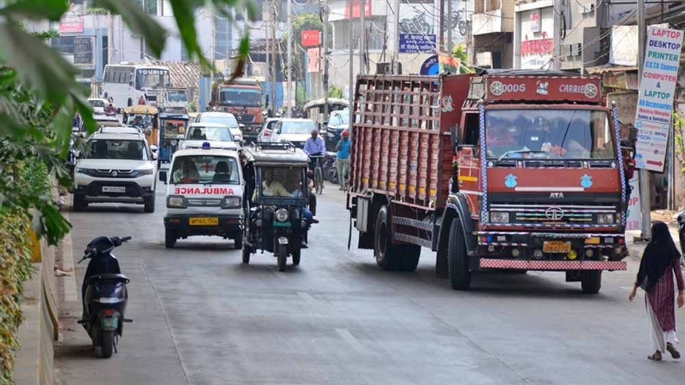 पुराने शहर की लचर यातायात व्यवस्था मेट्रो बैरिकेडिंग लगने के बाद और भी खस्ताहाल