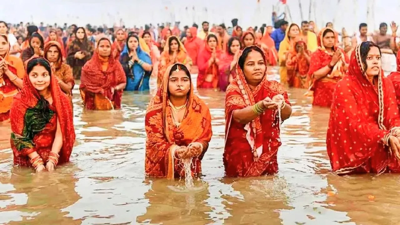 छत्तीसगढ़ के घाटों पर उमड़े श्रद्धालु, गूंजे भक्ति गीत,  36 घंटे का निर्जला उपवास खत्म