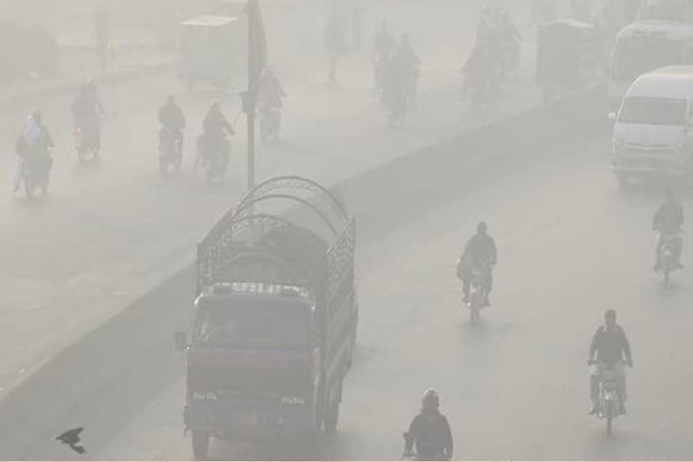 जहरीली हवा की गिरफ्त में लाहौर लोगों की सांसों पर संकट, स्कूल बंद करने का आदेश