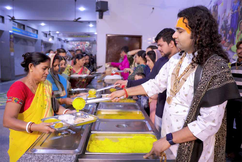 गौरी गोपाल आश्रम में हादसा, गर्म खिचड़ी गिरने से 10 महिलाएं झुलसी, स्थिति गंभीर