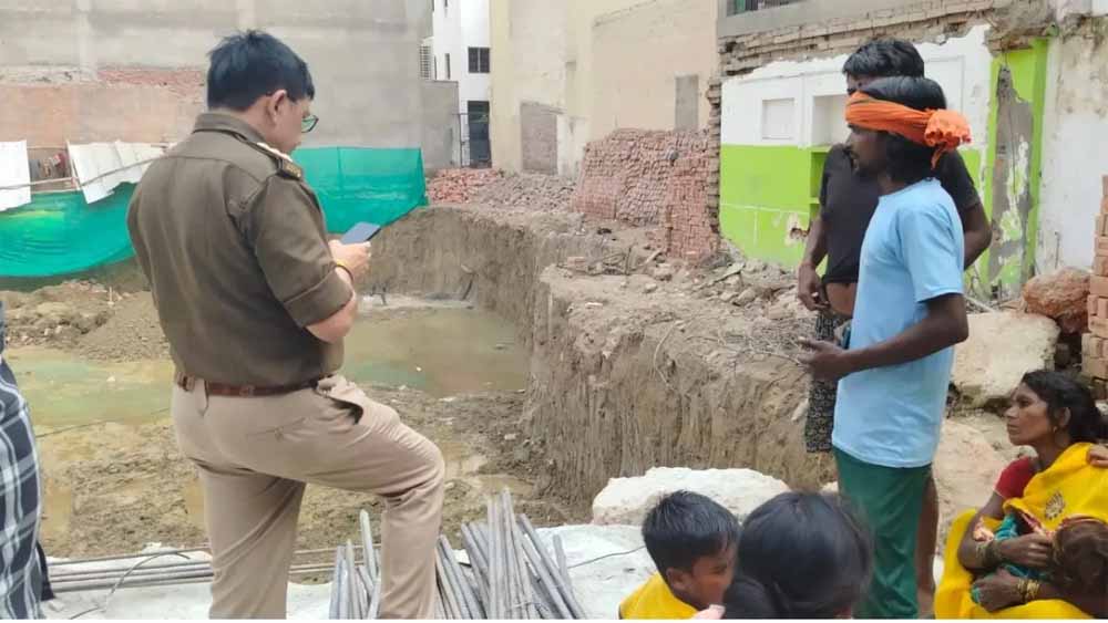 निर्माणाधीन बिल्डिंग के बेसमेंट की खुदाई के दौरान धंसी मिट्टी, 11 मजदूर दबे, एक की मौत