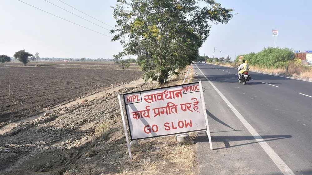 इंदौर-उज्जैन सिक्सलेन बनाने के कार्य ने रफ्तार पकड़ी, डिवाइडरों से पेड़-पौधे हटाकर इन्हें किनारों पर ट्रांसप्लांट किया जा रहा है