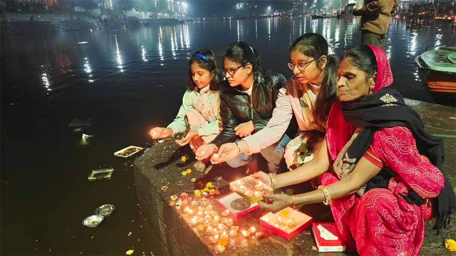 उज्जैन में श्रद्धालुओं ने मोक्षदायिनी में लगाई आस्था की डुबकी, किया दीपदान